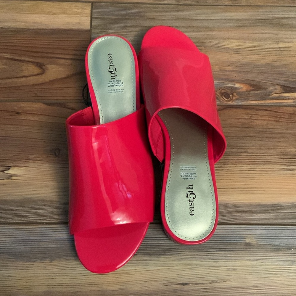 NEW East 5th Glossy Red Slip On Sandals - Picture 7 of 12
